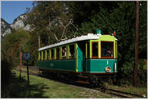 Die nieder�sterreichische H�llentalbahn ist eine schmalspurige, elektrische Lokalbahn mit einer Spurweite von 760 mm, welche vom �BB-Bahnhof Payerbach-Reichenau an der Semmeringbahn auf einer ca. 5 km langen Strecke �ber Reichenau an der Rax nach Hirschwang bis zum Beginn des H�llentales f�hrt.(Quelle Wikipedia)
Hier f�hrt Triebwagen 1 der H�llentalbahn von Hirschwang nach Payerbach Reichenau. http://www.lokalbahnen.at/hoellentalbahn/  
Hst. Kurhaus 16.10.2011