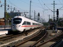 Einfahrender ICE im Dresdner Hbf im Doppelpack kommend aus Dresden Reick.
16.10.11