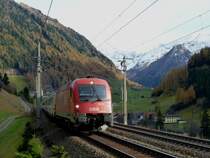 Die 1216 014 zieht einen EC aus Italien nach M�nchen. Aufgenommen am 04.11.10 bei St. Jodok am Brenner.