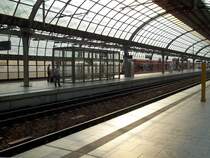 Berlin-Spandau, Bahnhof, Gleis 6 mit einfahrendem RE (18.08.2011)