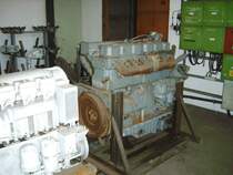 Zwei Sechs-Zylindermotoren vom VEB Motorenwerk Sch�nebeck. Der hintere kam in den Kleinloks der LK II, V10B, V10c, Ns4 und ebenso im IFA H6 sowie G5 zum Einsatz und nicht nur dort!