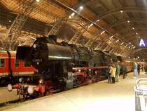 Hier ein weiteres Bild der 52 8154, augenommen im abendlichen Leipziger Hauptbahnhof.