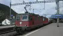 Zwei Loks, drei Wagen: Re 4/4 II 11270 und Re 4/4 III 11353 mit G�terzug bei Durchfahrt in Landquart, 20.10.2011.