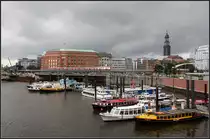 Unter der Hamburger Wolkenhimmel - 

Ein Zug der Linie U3 zwischen den Stationen Baumwall (links im Bild) und Rödingsmarkt. 

29.08.011 (M)