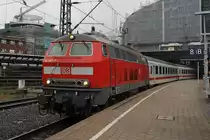 Hier 218 370-7 mit IC2220 von Frankfurt(Main)Hbf. nach Fehmarn-Burg, bei der Ausfahrt am 11.10.2011 aus Hamburg Hbf.