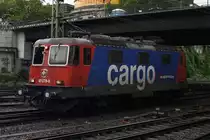 Hier Re421 379-9, bei der Duchfahrt am 11.10.2011 durch Hamburg Hbf. in Richtung Hamburg-Harburg.