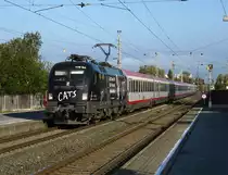 Auch eine sonnige Aufnahme mit der Katze ist mir endlich gelungen. Die 1116 153  Cats  ist fast eine Woche sp�ter wieder auf dem �IC 867 zu sichten. Hier bei der Durchfahrt in Lauterach am 22.10.2011.

Lg Emir