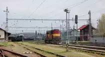 Zvolen n�kladn� stanica/Altsohl Gbf., mit G�ter- und Rangierlok 742-121. Dieser Bahnhof bis 1959 als ʹHauptbahnhofʹ dient, bis etwa 1990/91 Halt auch f�r Fernzug R 330/331  Polonia  Beograd - Budapest - Fiľakovo - Bansk� Bystrica - �ilina - Petrovice u Karv. - Warszawa/Warschau (in Zvolen nicht �ber Personenbahnhof mit notwendigkeit des Fahrtrichtungwechsels!), heute Halt nur f�r Regionalz�ge
