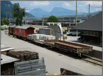 Bauzug-Wagen der SBB auf dem Bahnhofsareal in Frutigen, beobachtet am 21.07.2010 von einem etwas h�her gelegenen Fu�g�ngerweg.