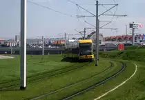 DRESDEN am 25. August 2011.
Ein NGT 8 DD auf der Linie 7
erklimmt die Anh�he zu der Station 
Gompitzer H�he.