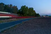 RTS 2143 007 hat mit einem G�terzug soeben das Werksgel�nde der Firma SWIETELSKY Baugesellschaft verlassen und ist bei Klein Neusiedl in Richtung Fischamend unterwegs. Die Aufnahme entstand am 21.10.2011 entstanden.