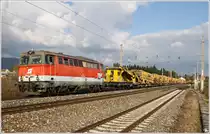 Zur Zeit findet in Zeltweg der gro�e Bahnhofsumbau statt.Hier zieht 2043 555 einen schweren Bauzug aus dem Bahnhof.
10.2011