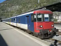 IR 2813 in Brig. Eigentlich sollte hier ein EWIV Pendel stehen, aber seit dem G�terzugsbrand im Simplontunnel verkehren mehrheitlich EWI/II Pendel. Da jeweils Samstags in Domodossola Markt ist, werden die Z�ge stark verl�ngert gef�hrt. Der Zug im Bild besteht aus einem Modul (BDt EWI NPZ, 2 B EWI NPZ, 1 A EWI NPZ) und der Stammkomposition (BDt EWI NPZ, 3 B EWI NPZ, davon 1 Wagen mit RegionAlps anschriften, und 1 A EWII (New Look)) sowie die Re 4/4 II 11191. An der Formation des Zuges ist zu erkennen, dass die EWII Wagen nach und nach durch EWI NPZ Wagen ersetzt. Ab dem Fahrplanwechsel gibt es dann, mit Ausnahme des Autozuges, keine EWII Wagen mehr im Wallis. Die EWI NPZ Wagen wurden nach Einf�hrung der Dominos aus dem Wallis verbannt, nun kehren sie zur�ck, 22.10.2011.