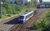 W�hrend am 15.10.11 die MRB aus Geithain dem Leipziger Hbf entgegen f�hrt, folgt im Hintergrund ein RE aus Dresden. Fotografiert in der N�he des Hp. Leipzig Ost.