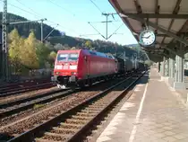 185 082-5 trifft am 22.10.2011 mit einem gemischten G�terzug in Probstzella auf Gleis 4 ein. 