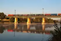 Impression von der Ostbahnbr�cke: BR 1x16 f�hrt mit einem Containerganzzug Richtung Wien Zentralverschiebebahnhof, am Morgen des 15.10.2011.