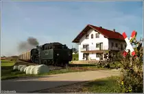 Die Zweite Tender-vorraus-Fahrt, P 3885, wurde kurz vor Unterneuhausen bei einem Bauerh�uschen gemacht, dass sich unversch�mterwei�e ins Bild geschlichen hatte. 
Die S 3/6 hat sich erst vor einer Stunde neue Kohle und Wasser geholt. (16.10.2011. Landshut - Neuhausen)