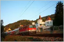 1142 616 f�hrt mit dem abendlichen REX 2114  Silva Nortica  von Wien FJB nach Gm�nd. Greifenstein, 22.10.11