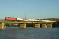 181 223 mit IC 134 f�hrt p�nktlich �ber die Konzer Br�cke gen Luxemburg. Gut zu sehen ist ein deklassierter 1. Klasse-Wagen hinter dem Bistro.
Konz, der 22.10.11