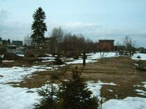 Bahnhof Raizenhain an der ehemaligen S�chsisch- B�hmischen Eisenbahn, nahe der tschechischen Grenze. Links zwischen dem Misthaufen und der Fichte ist noch die Grube der Drehscheibe auszumachen