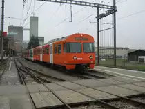 Abschiedsfahrt RBS Be 4/12 Nr. 44 in B�tterkinden, 23.10.2011: In den n�chsten Tagen wird Zug Nr. 44 als erster seiner Serie, auch genannt  Mandarinli , ausrangiert und abgebrochen. Dieses Fahrzeug ist seit 1974 im Einsatz, damals als Be 4/8 (ohne Mittelwagen). Mittlerweile hat er bereits 3.4 Millionen Kilometer zur�ckgelegt. Die Abschiedsfahrt f�hrte von Worblaufen nach Solothurn und zur�ck. Das Haupteinsatzgebiet umfasste die Linien: Bern-Unterzollikofen; Bern-Jegenstorf/Urtenen; Bern-Worb Dorf und den  Fraubrunnen Express  Fraubrunnen-Bern. Der Zug wird anschliessend in die Werkst�tte Worbboden �berf�hrt, wo er ausgeschlachtet und anschliessend zerlegt wird. Der Mittel wagen wird in ein noch 2-teiliges  Mandarinli  eingesetzt.
