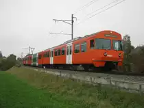 Abschiedsfahrt RBS Be 4/12 Nr. 44 in B�tterkinden, 23.10.2011: In den n�chsten Tagen wird Zug Nr. 44 als erster seiner Serie, auch genannt  Mandarinli , ausrangiert und abgebrochen. Dieses Fahrzeug ist seit 1974 im Einsatz, damals als Be 4/8 (ohne Mittelwagen). Mittlerweile hat er bereits 3.4 Millionen Kilometer zur�ckgelegt. Die Abschiedsfahrt f�hrte von Worblaufen nach Solothurn und zur�ck. Das Haupteinsatzgebiet umfasste die Linien: Bern-Unterzollikofen; Bern-Jegenstorf/Urtenen; Bern-Worb Dorf und den  Fraubrunnen Express  Fraubrunnen-Bern. Der Zug wird anschliessend in die Werkst�tte Worbboden �berf�hrt, wo er ausgeschlachtet und anschliessend zerlegt wird. Der Mittel wagen wird in ein noch 2-teiliges  Mandarinli  eingesetzt.
