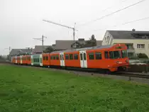 Abschiedsfahrt RBS Be 4/12 Nr. 44 in B�tterkinden, 23.10.2011: In den n�chsten Tagen wird Zug Nr. 44 als erster seiner Serie, auch genannt  Mandarinli , ausrangiert und abgebrochen. Dieses Fahrzeug ist seit 1974 im Einsatz, damals als Be 4/8 (ohne Mittelwagen). Mittlerweile hat er bereits 3.4 Millionen Kilometer zur�ckgelegt. Die Abschiedsfahrt f�hrte von Worblaufen nach Solothurn und zur�ck. Das Haupteinsatzgebiet umfasste die Linien: Bern-Unterzollikofen; Bern-Jegenstorf/Urtenen; Bern-Worb Dorf und den  Fraubrunnen Express  Fraubrunnen-Bern. Der Zug wird anschliessend in die Werkst�tte Worbboden �berf�hrt, wo er ausgeschlachtet und anschliessend zerlegt wird. Der Mittel wagen wird in ein noch 2-teiliges  Mandarinli  eingesetzt.
