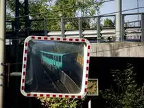 U2 Wagen Typ spiegelt sich am 15.10.11 in Ginnheim 