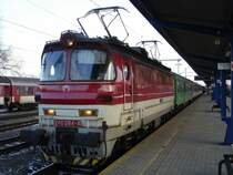 240 084-4 im Bahnhof Bratislava-Nov� Mesto/Pre�burg-Neustadt vor Abfahrt mit Regionalzug nach Galanta (Westslowakei); 27.12.2010 