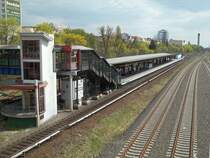 Berlin-Halensee (Station der Ringbahn), Blick von der Kurf�rstendammbr�cke auf den Bahnsteig (16.04.2011)