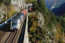 Die WLB ES 64 U2 020 und ein weiterer Taurus ziehen einen Containerzug den Semmering hinauf. Nicht zusehen ist der Schieber, ebenfalls ein Taurus.
Aufgenommen bei der Krausel Klause.