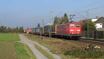 151 052-8 fuhr am 23.10.2011 mit einem Sattelschlepper und Containerzug durch Blankenloch in Richtung Kalrsruhe.