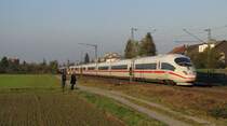  Schau mal Herbert: 'Was f�r ein sch�ner Zug!' - Und schwubst weg ist er ...   So oder so �hnlich h�tte das Gespr�ch der Wanderer aussehen k�nnen. Ob es so war, entzieht sich leider meiner Kenntnis. ;) Jedenfalls sieht man den den ICE 209 auf seiner Fahrt con K�ln Hbf nach Basel SBB. N�chster Halt wird in wenigen Minuten der Bahnhof Karlsruhe Hbf sein. 23.10.2011    