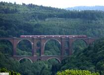 DB 218 390-3 mit RE 3707 Leipzig - Hof auf der Elstertalbr�cke bei Jocketa, fotografiert bei leider sehr tr�bem Wetter am 29.05.2010. Ich hoffe diese ungew�hnliche Perspektive auf die sch�ne Br�cke gef�llt Euch trotzdem!