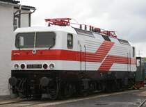 Auch wenn es den Anschein hat, es ist NICHT  die original 143 001, sondern 143 117 in der Lackierung der ersten Maschine, wie sie zur Leipziger Fr�hjahrsmesse 1982 pr�sentiert wurde und welche dieser den Beinahmen  White Lady  einbrachte. Urspr�nglich f�r 160 km/h konstruktiv ausgelegt, wurde die H�chstgeschwindigkeit dieser Baureihe zugunsten der Zugkraft, aber auch weil keine der damaligen Strecken der Deutschen Reichsbahn f�r h�here Geschwindigkeit zugelassen war, auf 120 km/h begrenzt. Von dieser Maschine wurden �ber 600 St�ck gebaut, von denen viele bis heute auf dem gesamten deutschen Streckennetz zuverl�ssig ihren Dienst tun. Die Aufnahme entstand am 08.10.2011 anl��lich des Eisenbahnfestes im ehemaligen Bw Weimar.
Die Original 143 001 (Prototyp) f�hrt zurzeit �brigens in oranger Farbgebung f�r ArcelorMittal!