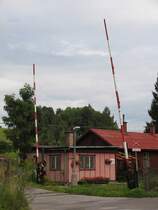 Eine alte Bahn�bergang mit alte Bahnschranken und eine Blockstelle bei Pilnikov am 11-8-2011.