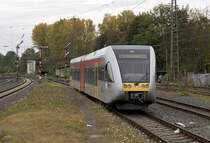 509 109 (ein Stadler GTW 2/6) der HLB verl�sst am 25.10.2011 den Bahnhof Friedberg Hbf in Richtung Friedrichsdorf. Diese Strecke hat eine wechselvolle geschichte hinter sich, bis Ende des 2. Weltkrieges fuhren hier sogar Schnellz�ge, danach wurde (wie so h�ufig) der Verkehr immer weiter heruntergefahren, die Strecke selbst sogar stillegungsgef�hrdet, bis im Zuge der Regionalisierung wieder ein bedarfsgerechter Verkehr (teilweise ein 30 Minuten Takt) erfolgte.
Seltsam ist die Tatsache, dass vom Bahnhof Friedberg keine Aufnahmen zu finden sind, der ist noch nicht mal in der Liste der Bahnh�fe enthalten. Und dort findet man einen sehr abwechlungsreichen Betrieb, Formsignale, viele Fotostandorte, also alles, was man so braucht.