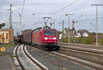 145 033 rollt am 25.10.2011 mit ihrem gemischten G�terzug aus Richtung Bad Nauheim kommend in den Friedberger Bahnhof ein. Ein umfangreicher G�terzugverkehr (hier treffen die Strecken aus Hanau und Frankfurt in Richtung Norden aufeinander) bietet vielf�ltige Motive.....