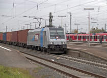 185 676 f�hrt am 25.10.2011 mit ihrem Containerzug recht flott durch Friedberg in Richtung S�den