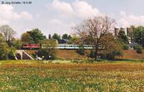 Eine Regionalbahn am 18.5.98 bei Oberlemnitz. Obwohl der Ort direkt an den Gleisen liegt, gab es dort wegen der starken Steigung nie einen Haltepunkt.