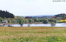 Eine „Sandwichgarnitur“ mit 2 Loks passiert den See s�dlich von Oberlemnitz.