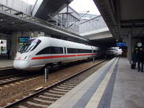 W�hrend ich auf Gleis 5 in Berlin S�dkreuz am 24.10.2011 auf den Zug nach Leipzig wartete, fuhr auf Gleis 4  411 526-7 Leipzig als ICE 1509 nach M�nchen ein.