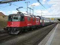 Der erste neue HVZ Zug f�r die S-Bahn Z�rich. Der Zug besteht aus der revidierten Re 420 202 (vorne im Bild), 1 AB DPZ (ex. B) 36-33 176, B DPZ 26-33 051, B DPZ 26-33 077, AB DPZ 36-33 151, B DPZ 26-33 070 und der ebenfalls revidierten Re 420 230. Die beiden AB sind ehem. B Wagen, und die einzigen Wagen an diesem Zug, welche die WC's behalten haben (neu mit geschlossenem WC System). Die DPZ Wagen werden durch das Refit der Re 450 DPZ Z�ge frei, wo pro Zug ein Wagen durch einen neuen Niederflurwagen ersetzt wird. Bei diesen Wagen wurde beim Wagennummer  HVZ  (Hauptverkehrszeit) erg�nzt, das heisst, dass diese Z�ge nur zu Spitzenzeiten eingesetzt werden. Im Bild ist der Zug auf Instruktionsfahrt in Frick, 26.10.2011.