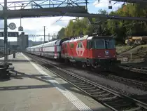 Der erste neue HVZ Zug f�r die S-Bahn Z�rich. Der Zug besteht aus der revidierten Re 420 230 (vorne im Bild), 1 AB DPZ (ex. B) 36-33 176, B DPZ 26-33 051, B DPZ 26-33 077, AB DPZ 36-33 151, B DPZ 26-33 070 und der ebenfalls revidierten Re 420 202. Die beiden AB sind ehem. B Wagen, und die einzigen Wagen an diesem Zug, welche die WC's behalten haben (neu mit geschlossenem WC System). Die DPZ Wagen werden durch das Refit der Re 450 DPZ Z�ge frei, wo pro Zug ein Wagen durch einen neuen Niederflurwagen ersetzt wird. Bei diesen Wagen wurde beim Wagennummer  HVZ  (Hauptverkehrszeit) erg�nzt, das heisst, dass diese Z�ge nur zu Spitzenzeiten eingesetzt werden. Im Bild ist der Zug auf Instruktionsfahrt in Frick, 26.10.2011.
