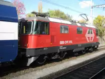 Die revidierte Re 4/4 II, neu Re 420 230, am neuen S-Bahn Z�rich HVZ Zug in Frick, 26.10.2011.
