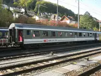 Dieser ex. Bpm51 (51 85 21-70 310-9) erlebt das n�chste Refit nicht mehr... Der ausgeschlachtete Wagen steht im Bahnhofsgel�nde von Stein-S�ckingen, 26.10.2011.