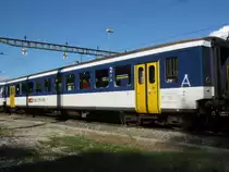 Ebenfalls in Stein-S�ckingen steht der Ex. B EWI NPZ 50 85 20-35 016-8. Der Unterschied bei diesem Bild ist, dass die Fenster eingeschlagen, und nicht ausgebaut wurden... Dieses Bild wurde vom Gehweg auf der anderen Seite des Bahnhofs aus gemacht, 26.10.2011.