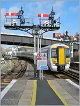 Hastings: Unter einer wunderschönen alten Signalbrücke
rollt ein von London am Ziel seiner Fahrt eingetroffener
(Stromschienen) -Elektrotriebzug auf ein Abstellgeleis.
28. März 2006