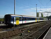 Eine �ra neigt sich dem Ende zu. Mit der fortlaufenden Ablieferung neuer Flirts und Dominos werden die alten EW I/II NPZ Zwischenwagen �berfl�ssig. Zurzeit werden regelm�ssig Wagen ausrangiert. Diese drei ausgeschlachteten Wagen stehen im Bahnhofsareal von Stein-S�ckingen, und warten darauf, zerlegt zu werden... Es handelt sich um; Ex. B EWI NPZ 50 85 20-35 079-6, 50 85 20-35 077-0 und den AB EWII 50 85 39-35 055-5, 26.10.2011.