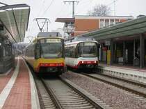 Zugkreuzung in Bretten: Links die S4 nach Karlsruhe Hbf, rechts der Gegenzug nach G�lshausen.